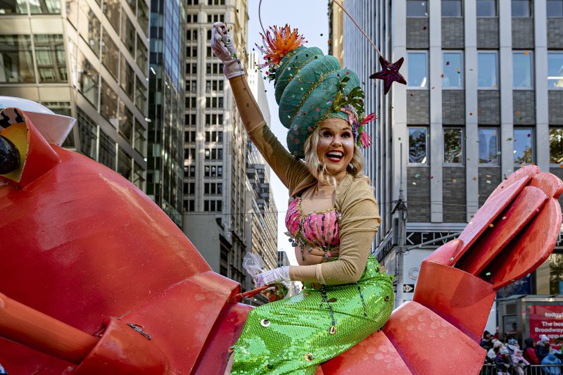 [뉴욕=AP/뉴시스] 추수감사절인 23일(현지시각) 미국 뉴욕에서 제97회 메이시스 추수감사절 퍼레이드가 열려 인어공주 분장을 한 여성이 색종이 조각을 뿌리고 있다. 2023.11.24.
