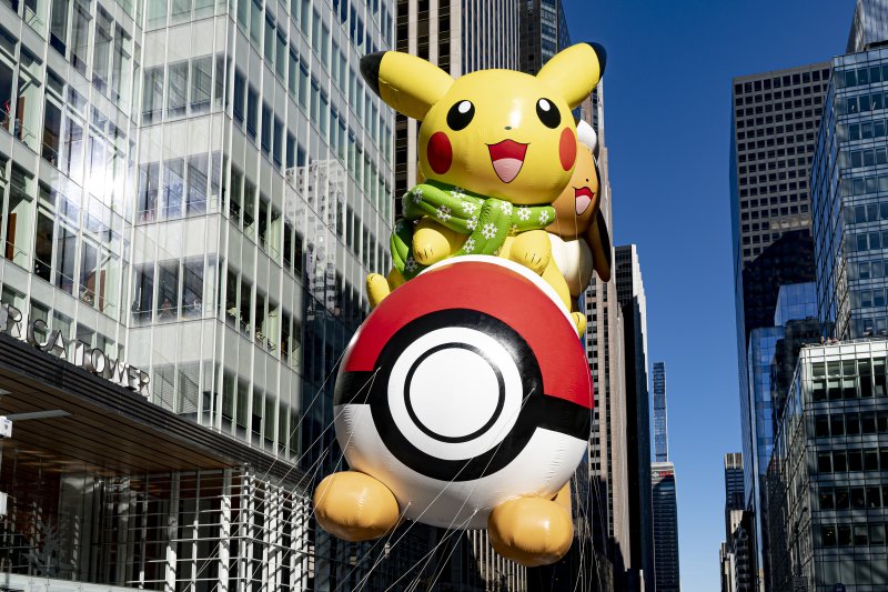 [뉴욕=AP/뉴시스] 추수감사절인 23일(현지시각) 미국 뉴욕에서 제97회 메이시스 추수감사절 퍼레이드가 열려 피카츄 풍선이 퍼레이드를 펼치고 있다. 2023.11.24.