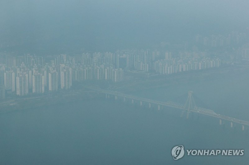 서울 미세먼지 농도가 '나쁨' 수준인 23일 오후 서울 송파 일대가 뿌옇게 보인다..연합뉴스