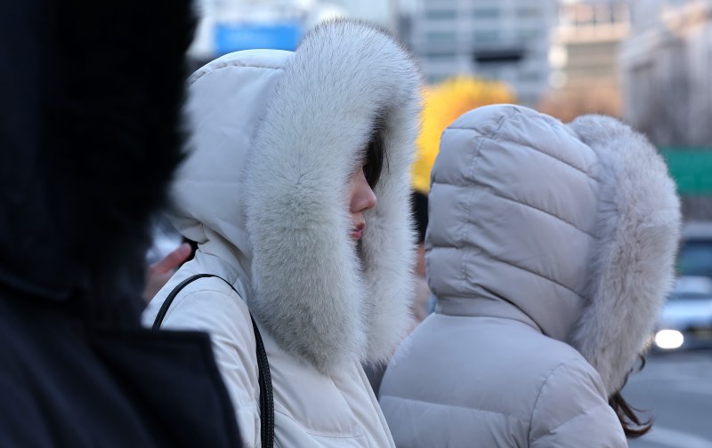 전국에 다시 한파가 찾아왔다. 24일 서울 광화문네거리에서 시민들이 잔뜩 움츠린 채 출근하고 있다. 2023.11.24/뉴스1 ⓒ News1 박지혜 기자 /사진=뉴스1