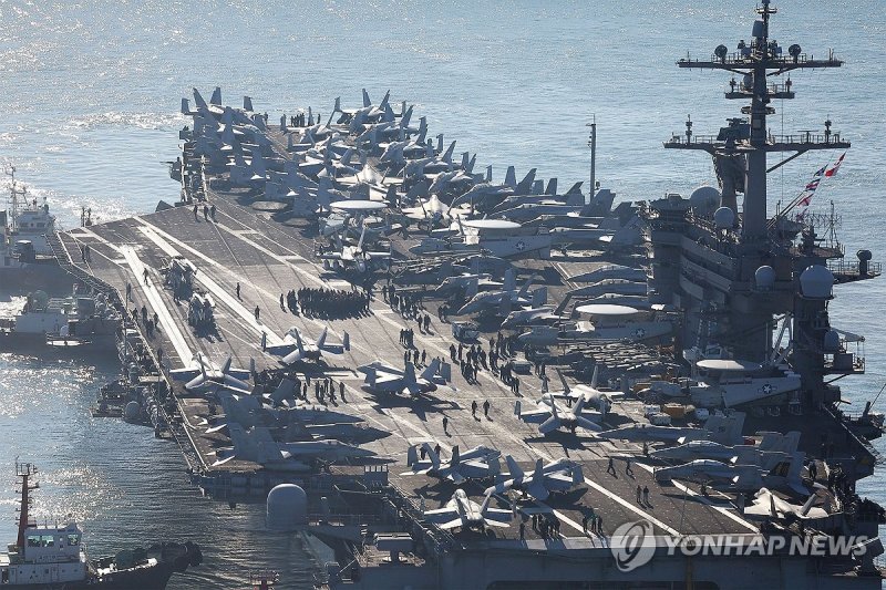 미국 해군 핵 추진 항공모함 칼빈슨함이 지 21일 오전 부산항에 입항하고 있다. 연합뉴스