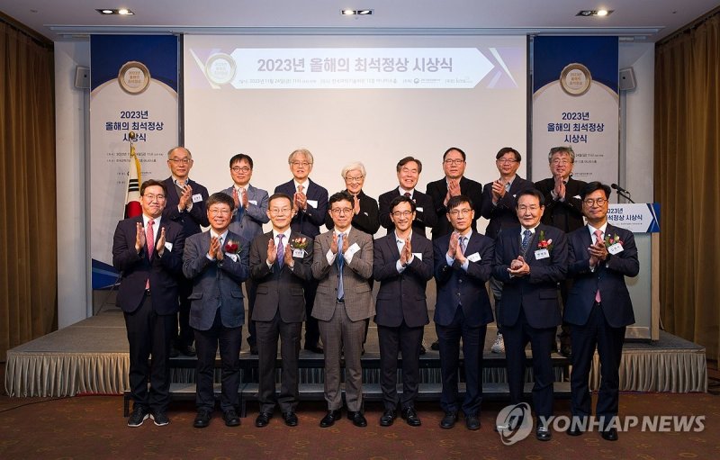 2023년 올해의 최석정상 시상식 2023년 올해의 최석정상 시상식 (서울=연합뉴스) 이종호 과학기술정보통신부 장관이 24일 서울 강남구 한국과학기술회관에서 열린 '2023년 올해의 최석정상 시상식'에 참석해 관계자들과 기념 촬영하고 하고 있다. 2023.11.24 [과학기술정보통신부 제공. 재판매 및 DB 금지] photo@yna.co.kr (끝)