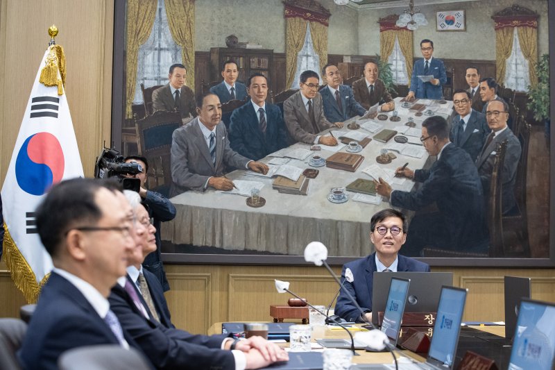 [서울=뉴시스] 사진공동취재단 = 이창용 한국은행 총재가 19일 서울 중구 한국은행에서 열린 금융통화위원회를 주재하고 있다. 2023.10.19. photo@newsis.com