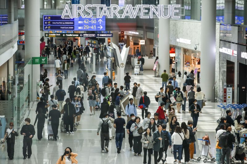 지난해 4월 28일 오후 인천국제공항 1터미널 면세점 구역이 여행객들로 붐비고 있다. /사진=뉴시스