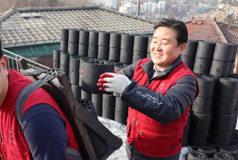 "연탄 왔어요"...배달원 된 휴비스 사장