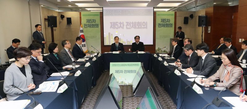 한덕수 국무총리가 23일 서울 마포구 누리꿈스퀘어에서 열린 탄소중립녹색성장위원회 전체회의에서 모두발언을 하고 있다. 2023.11.23/뉴스1 ⓒ News1 박세연 기자