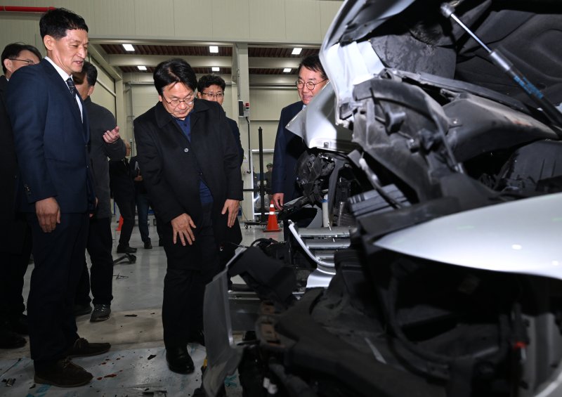 [광주=뉴시스] 김혜인 기자 = 강기정 광주시장이 친환경 자동차·부품 인증센터 개관식이 열린 24일 오후 광주 광산구 빛그린산단에서 충돌시험에 사용된 차량을 살펴보고 있다. 2023.11.24. hyein0342@newsis.com