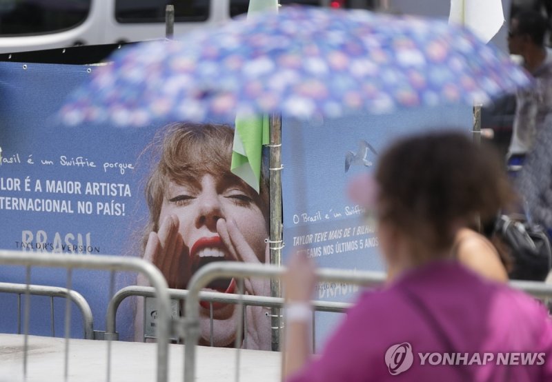 Taylor Swift fan waits for the doors of Nilton Santos Olympic stadium to open for her Eras Tour concert amid a heat wave in Rio de Janeiro, Brazil, Saturday, Nov. 18, 2023. A 23-year-old Taylor Swift fan died at the singer's Eras Tour concert in Rio de Janeiro Friday night, according to a statement 