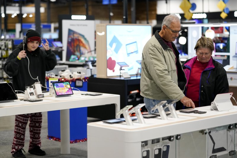 지난 11월 24일(현지시간) 미국 노스캐롤라이나주 샬럿에서 쇼핑객들이 전자 제품을 둘러보고 있다.AP뉴시스
