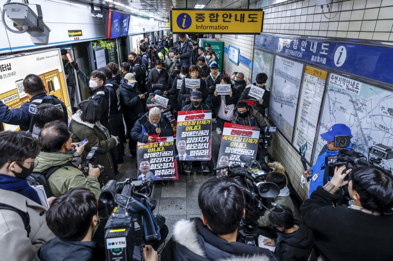 [서울=뉴시스] 정병혁 기자 = 전국장애인차별철폐연대 관계자들이 24일 서울 종로구 혜화역에서 서울교통공사 전장연 시민 불복종 지하철 행동 원천봉쇄에 대한 입장발표 기자회견을 하고있다. 2023.11.24. jhope@newsis.com