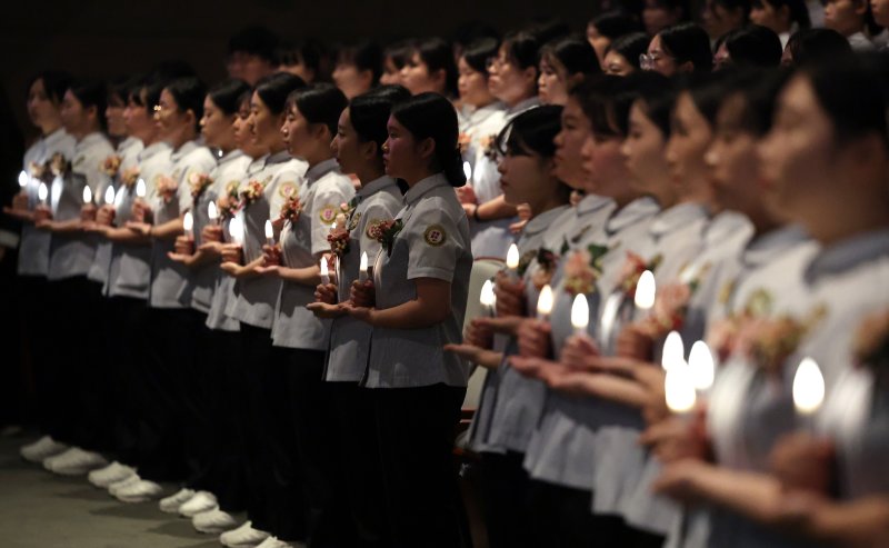 [대구=뉴시스] 이무열 기자 = 23일 대구 북구 대구보건대학교 인당아트홀에서 열린 ‘제25회 나이팅게일 선서식'에서 간호대학 학생들이 촛불을 들고 나이팅게일의 숭고한 희생정신을 본받아 전문 간호인으로서 최선을 다할 것을 다짐하고 있다. 2023.11.23. lmy@newsis.com