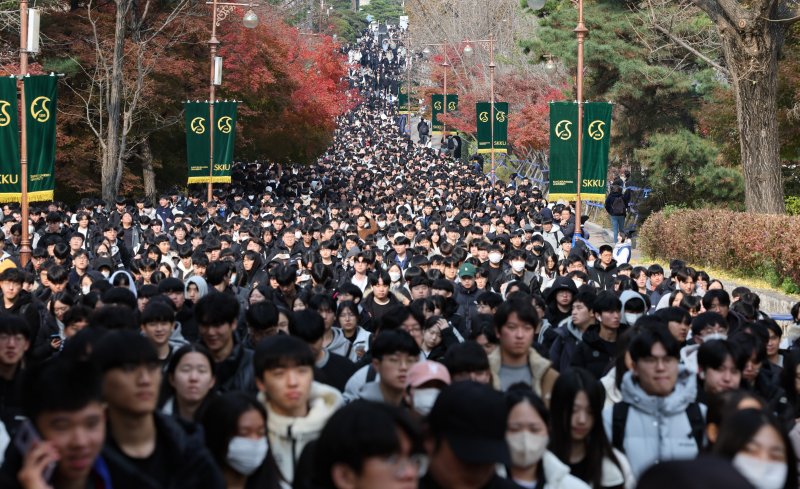 [서울=뉴시스] 황준선 기자 = 19일 오전 서울 종로구 성균관대학교에서 열린 2024학년도 수시모집 논술고사를 마친 수험생들이 고사장을 빠져나오고 있다. 2023.11.19. hwang@newsis.com