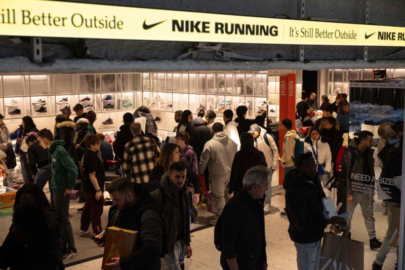 지난 24일(현지시간) 미국 뉴욕의 신발 매장에서 쇼핑객들이 제품을 살펴보고 있다.AFP연합뉴스