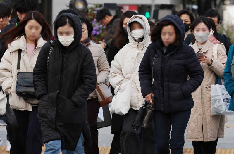 [서울=뉴시스] 김진아 기자 = 지난 7일 서울 종로구 광화문네거리에서 두터운 외투를 입은 시민들이 출근길 발걸음을 재촉하고 있는 모습. 2023.11.07. bluesoda@newsis.com