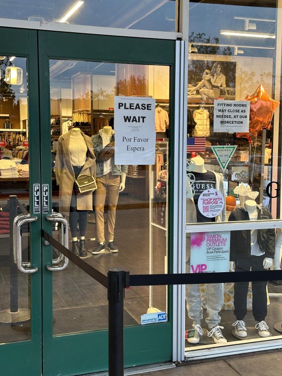 미국 샌프란시스코 외곽에 위치한 길로이아웃렛의 한 매장에 쇼핑객들의 긴 줄에 대비하기 위한 분리대가 설치되어 있지만 매장 입구가 썰렁한 모습이다.<div id='ad_body3' class='mbad_bottom' ></div> /사진=홍창기 특파원