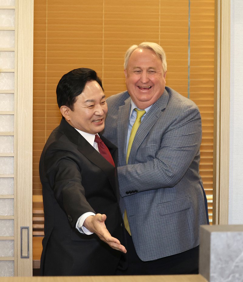 [서울=뉴시스] 김금보 기자 = 인요한 국민의힘 혁신위원장과 원희룡 국토교통부 장관이 25일 서울 영등포구 여의도 한 식당에서 오찬 회동에 앞서 환담을 나눈 뒤 식사 장소로 이석하고 있다. 2023.11.25. kgb@newsis.com