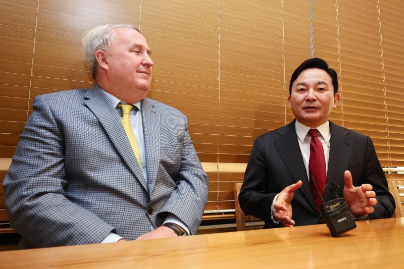 [서울=뉴시스] 김금보 기자 = 인요한 국민의힘 혁신위원장과 원희룡 국토교통부 장관이 25일 서울 영등포구 여의도 한 식당에서 오찬 회동에 앞서 환담을 나누고 있다. (공동취재사진) 2023.11.25. photo@newsis.com