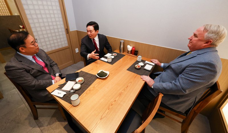 [서울=뉴시스] 김금보 기자 = 인요한 국민의힘 혁신위원장과 원희룡 국토교통부 장관이 25일 서울 영등포구 여의도 한 식당에서 오찬 회동을 하고 있다. 왼쪽은 박성중 국민의힘 혁신위원 (공동취재사진) 2023.11.25. photo@newsis.com