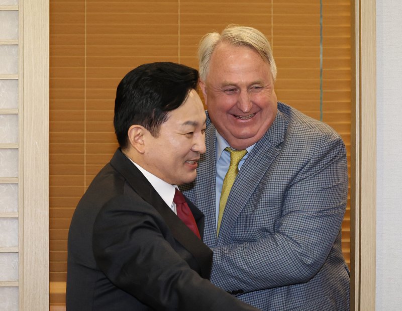 [서울=뉴시스] 김금보 기자 = 인요한 국민의힘 혁신위원장과 원희룡 국토교통부 장관이 25일 서울 영등포구 여의도 한 식당에서 오찬 회동에 앞서 환담을 나눈 뒤 식사 장소로 이석하고 있다. 2023.11.25. kgb@newsis.com