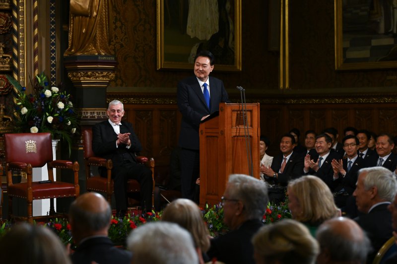 영국을 국빈 방문 중인 윤석열 대통령이 21일(현지시간) 런던 영국 의회에서 연설을 하고 있다. (대통령실 제공) 2023.11.22/뉴스1 ⓒ News1 오대일 기자