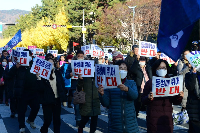 25일 창원시 성산구 한국은행 사거리에서 기독교·보수 단체의 퀴어문화축제 반대 집회 행렬이 행진을 하고 있다. 2023.11.25 ⓒ 뉴스1 박민석 기자