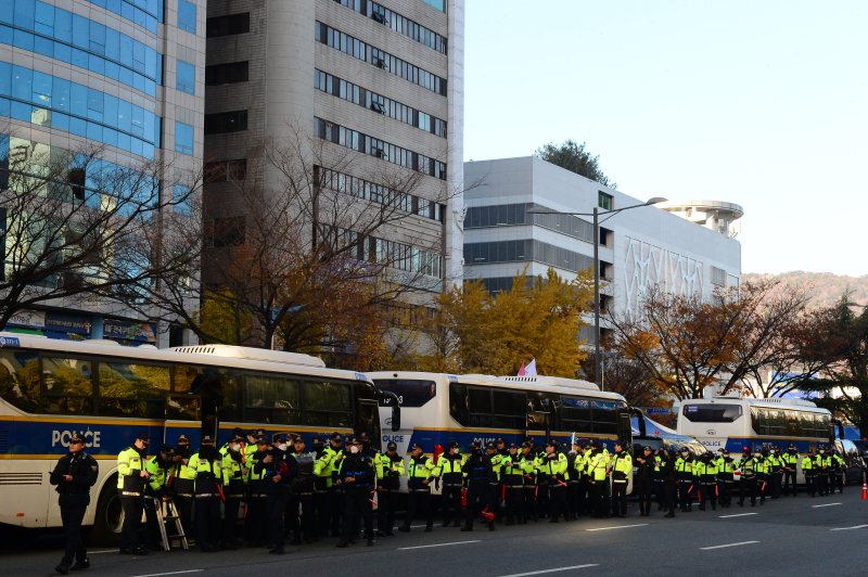 25일 경남퀴어문화축제가 열린 창원시 성산구 중앙대로에 경찰 기동대가 배치돼 있다. 2023.11.25 ⓒ 뉴스1 박민석 기자