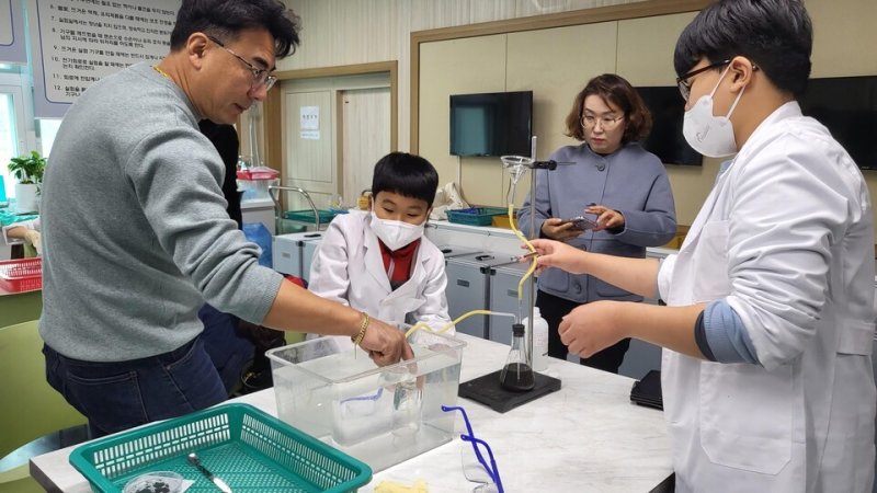 해남동초등학교(교장 하영일)- 18일 가족과 함께하는 과학캠프에 참여한 학생 및 학부모들이 과학실험을 진행하고 있다.(전남교육청 제공)/뉴스1