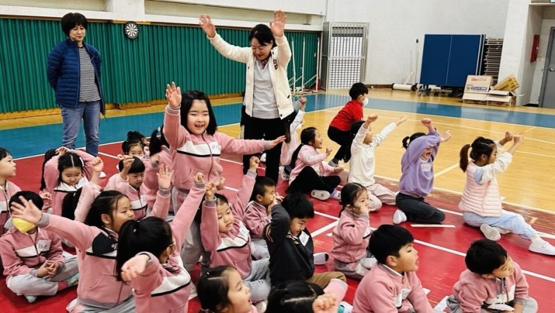 홍농유치원(원장 김효숙)- 21일 유·초 이음 활동으로 진행된 '홍농꾸러기' 체육대회에서 원생들이 열띤 응원을 펼치고 있다.(전남교육청 제공)/뉴스1