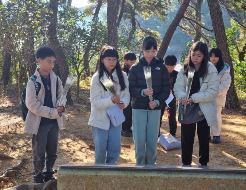 신지동초등학교(교장 조윤자)- 21일 우리 고장 역사 탐방 프로그램 '충무공 이순신의 바다를 가슴에 품다'에 참여한 학생들이 충무공의 가묘가 있던 월송대를 찾아 헌화하고 있다.(전남교육청 제공)/뉴스1