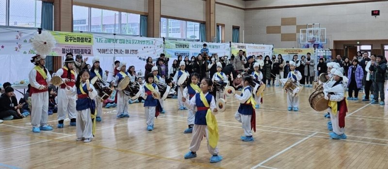 담양교육지원청(교육장 이경애) - 18일 '2023 작은학교와 함께하는 청죽골마을교육공동체 한마당'에서 학생들이 풍물놀이를 선보이고 있다.(전남교육청 제공)/뉴스1