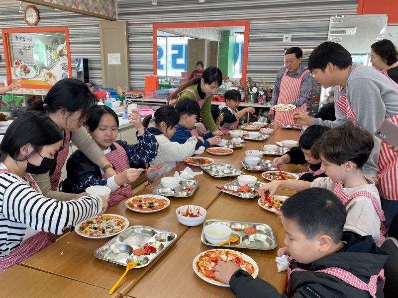 전라남도교육청(교육감 김대중)- 13일부터 24일까지 다문화가정 학생을 대상으로 열린 직업 체험 프로그램에서 학생들이 피자 만들기를 하고 있다.(전남교육청 제공)/뉴스1