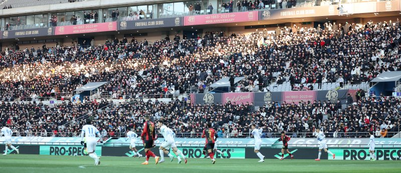 25일 오후 서울 마포구 서울월드컵경기장에서 프로축구 ‘2023 하나원큐’ K리그1 37라운드 FC서울과 수원삼성의 경기가 열리고 있다. 2023.11.25/뉴스1 ⓒ News1 김진환 기자