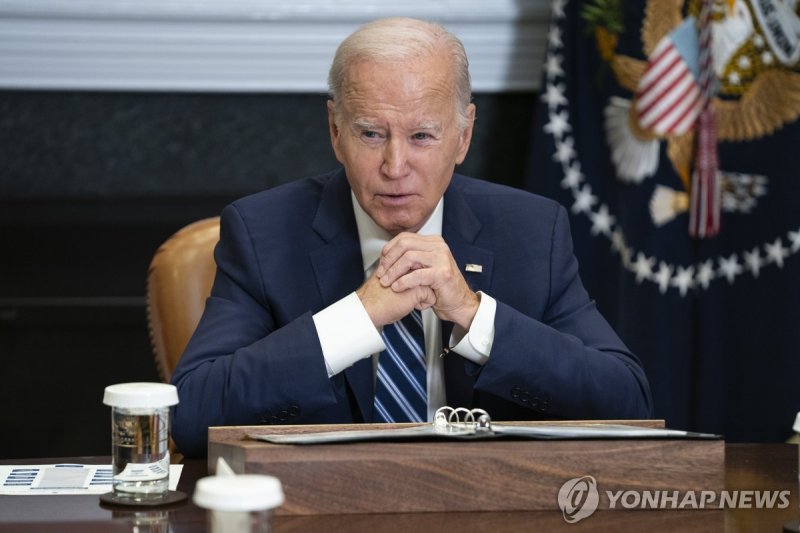 바이든 美 대통령 펜타닐 대책회의 주재하는 바이든 美 대통령 (워싱턴DC AP=연합뉴스) 조 바이든 미국 대통령이 21일(현지시간) 워싱턴DC 백악관 루스벨트룸에서 열린 펜타닐 대책회의에서 발언하고 있다. 이날 회의에서 바이든 대통령은 지난 15일 정상회담에서 시진핑 중국 국가주석이 펜타닐 문제에 협력하기로 한 것을 언급하고, 합의 이행 여부를 검증하겠다고 밝혔다. 2023.11.22 besthope@yna.co.kr (끝)