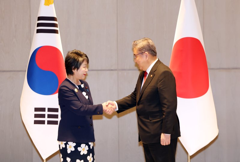 박진 외교부 장관(오른쪽)과 가미카와 요코 일본 외무상이 26일 오전 부산 해운대구 시그니엘부산에서 만나 양자 회담을 하기 전 악수하고 있다. [공동취재]