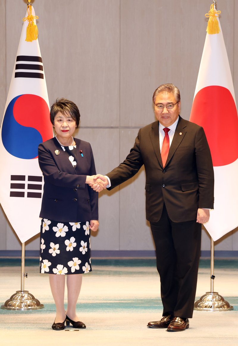 [부산=뉴시스] 하경민 기자 = 박진(오른쪽) 외교부 장관이 26일 부산 해운대구 시그니엘 부산에서 가미카와 요코 일본 외무상과 회담을 갖기에 앞서 악수하고 있다. 2023.11.26. yulnetphoto@newsis.com