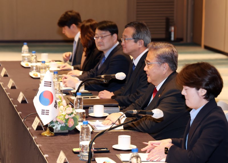 [부산=뉴시스] 하경민 기자 = 박진 외교부 장관이 26일 부산 해운대구 시그니엘 부산에서 가미카와 요코 일본 외무상과 회담을 갖고 있다. 2023.11.26. yulnetphoto@newsis.com