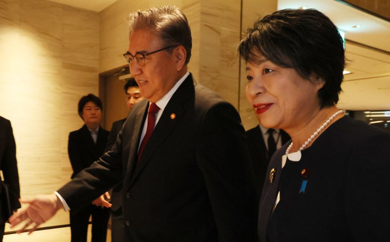 [부산=뉴시스] 하경민 기자 = 박진 외교부 장관이 26일 부산 해운대구 시그니엘 부산에서 가미카와 요코 일본 외무상과 회담을 갖기 위해 함께 행사장으로 들어가고 있다. (공동취재) 2023.11.26. photo@newsis.com