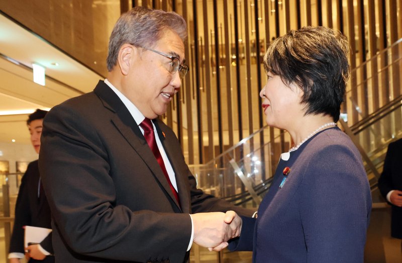 [부산=뉴시스] 하경민 기자 = 박진 외교부 장관이 26일 부산 해운대구 시그니엘 부산에서 회담을 앞둔 가미카와 요코 일본 외무상을 맞이하고 있다. (공동취재) 2023.11.26. photo@newsis.com