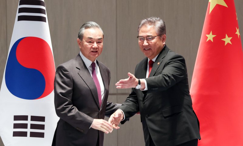 박진 외교부 장관이 26일 부산 해운대구 시그니엘부산 호텔에서 왕이 중국공산당 중앙외사공작위원회 판공실 주임 겸 외교부장과 회담을 갖기에 앞서 악수한 뒤 자리를 안내하고 있다. (공동취재) /사진=뉴시스화상