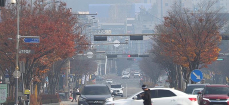 전북지역에 초미세먼지 주의보가 발령된 23일 전북 전주시 효자로 일대가 뿌옇게 보이고 있다./뉴스1