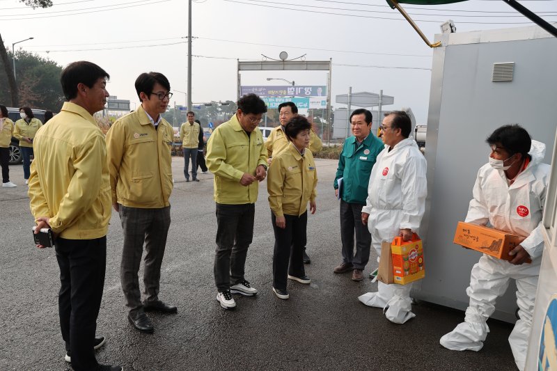 고창군의회 행감위원들이 소 럼피스킨 방역을 위해 노력하고 있는 근무자들을 격려하고 있다. (고창군의회 제공)2023.11.26/뉴스1