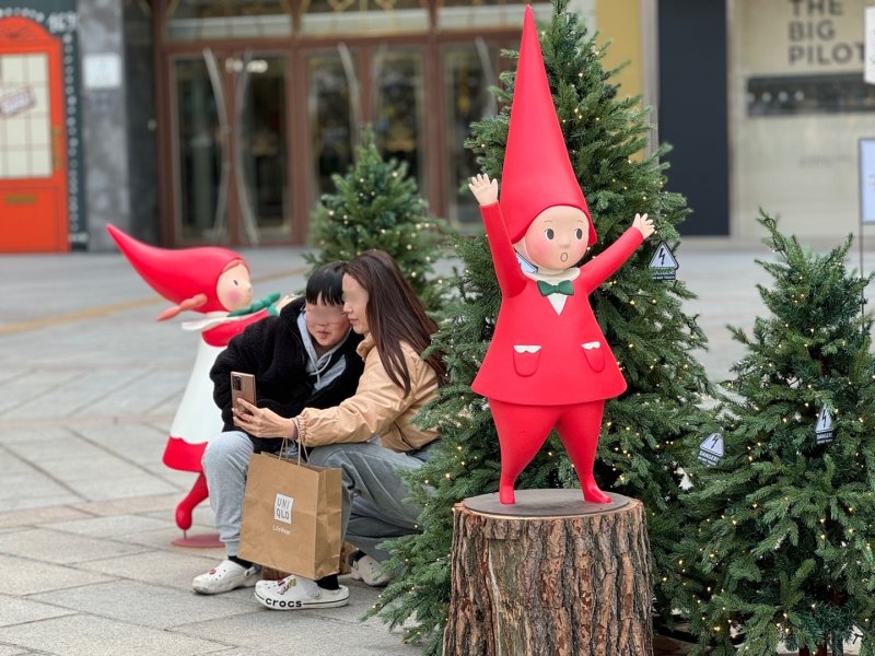 26일 낮 1시쯤 인천 남동구 한 백화점 앞 크리스마스 장식 앞에서 한 모자가 기념사진을 찍고 있다.2023.11.26 ⓒ News1 박소영 기자