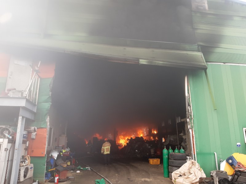 경기 이천시 모가면 소재 폐차장 화재 현장. (사진=경기도소방재난본부 제공) *재판매 및 DB 금지