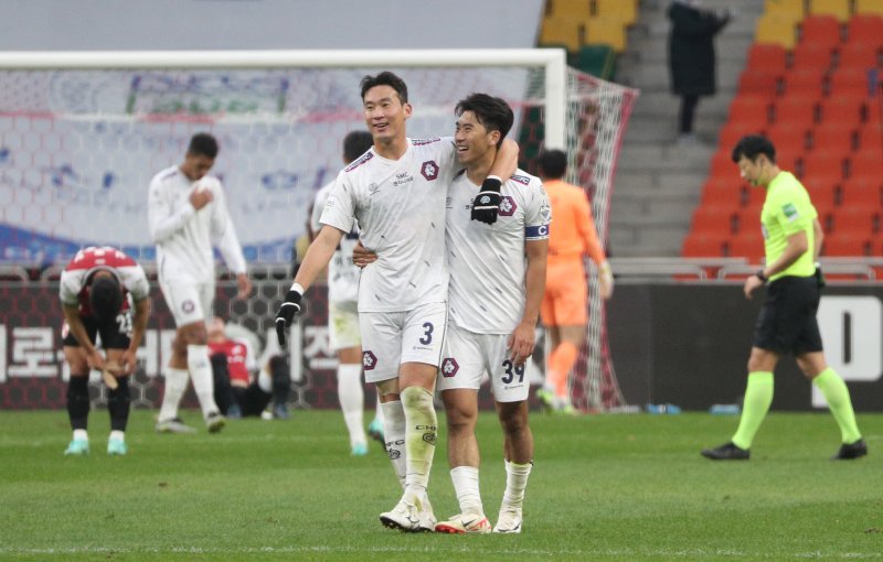 26일 오후 부산 연제구 부산아시아드주경기장에서 열린 '하나원큐 K리그2 2023 39라운드' 부산 아이파크와 충북청주FC의 경기가 끝난 후 충북청주 선수들이 기뻐하고 있다. 이날 부산은 후반 추가시간에 충북청주 조르지에게 동점골을 허용해 리그 우승을 놓쳤다. 2023.11.26/뉴스1 ⓒ News1 윤일지 기자