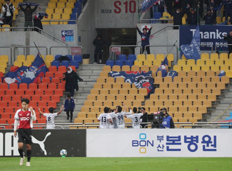 26일 오후 부산 연제구 부산아시아드주경기장에서 열린 '하나원큐 K리그2 2023 39라운드' 부산 아이파크와 충북청주FC의 경기에서 충북 청주 조르지가 동점골을 넣은 뒤 동료들과 환호하고 있다. 2023.11.26/뉴스1 ⓒ News1 윤일지 기자