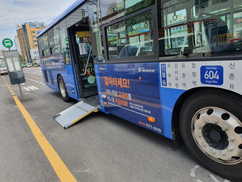 휠체어 사용자를 위한 저상버스 서울시 제공