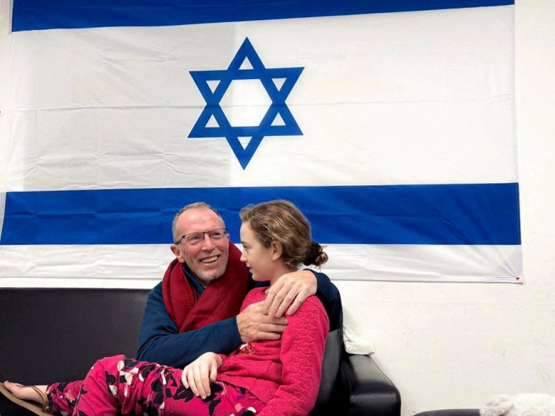 '시한부 평화'속 기쁨의 상봉 이스라엘 아버지 토마스 핸드(왼쪽)가 이스라엘 모처에서 25일(현지시간) 팔레스타인 가자지구에서 풀려난 9세 딸 에밀리 핸드와 만나 기뻐하고 있다. 이스라엘 남쪽 비에리 집단농장(키부츠)의 친구 집에서 잠을 자다 납치된 에밀리는 납치 50일째만에 아버지의 품에 돌아왔다.로이터 AFP연합뉴스