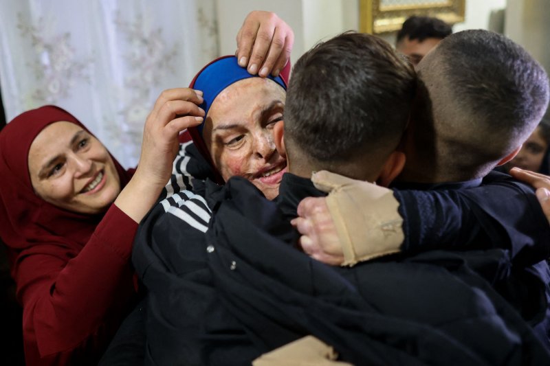 이스라엘에서 풀려난 팔레스타인인 수감자 이스라 자비스(가운데)가 26일 동예루살렘 자택에 도착해 가족들과 부둥켜안고 있는 모습. 자비스는 지난 2015년 이스라엘 경찰관에게 부상을 입힌 혐의로 중화상을 입은 채 투옥됐다. 로이터 AFP연합뉴스