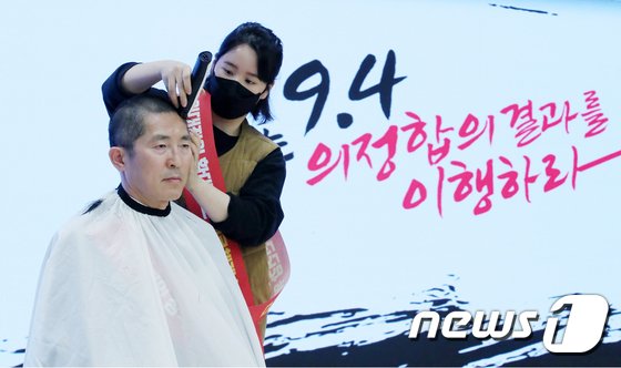 이필수 대한의사협회 회장이 26일 오후 서울 용산구 대한의사협회에서 열린 '전국의사대표자 및 확대 임원 연석회의'에서 정부의 의대 정원 확대 정책에 반발하며 삭발식을 하고 있다. 사진=뉴스1