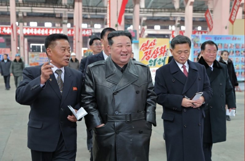 [서울=뉴시스] 김정은 북한 국무위원장이 26일 룡성기계련합기업소를 현지지도 했다고 27일 노동신문은 보도했다. 2023.11.27. (사진=노동신문 캡처) *재판매 및 DB 금지 /사진=뉴시스